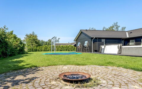 Bernadine - 500M from the Sea: Legna, Casa, Portico, Deck, Latifoglie, Tetto, Color Legno, Pavimento In Legno, Eco Hotel