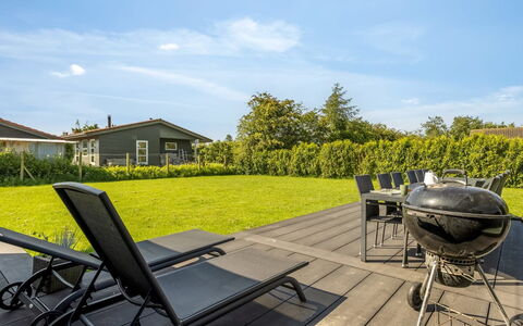 Bernadine - 500M from the Sea: Legna, Casa, Portico, Deck, Latifoglie, Tetto, Color Legno, Pavimento In Legno, Eco Hotel