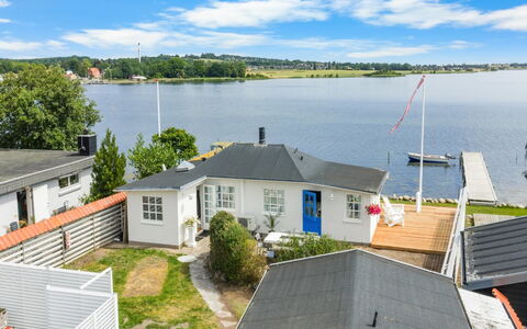 Jorek - 10M to the Fjord: Estate, Shade, Driveway, Agriturismo