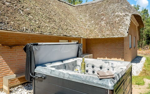 Batsha - 1.7Km from the Sea: Vasca Da Bagno, Materiale Composito, Vasca Idromassaggio, Piscina, Idraulico Fixture, Struttura Esterna