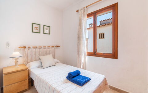 Can Jordi: Legna, Letto, Camera Da Letto, Interior Design, Casa, Pavimentazione, Pavimento, Mobilia, Appartamento, Lenzuolo