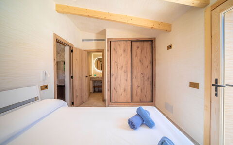 Petit Can Garcia: Legna, Camera Da Letto, Letto, Soffitto, Pavimento, Casa, Color Legno, Lenzuolo, Camera, Telaio Del Letto