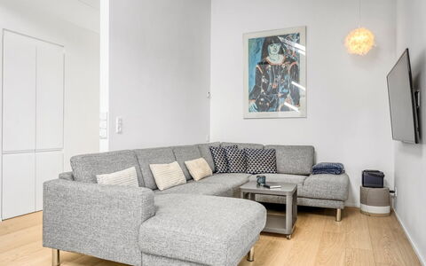 Merve - 250M from the Sea: Divano, Interior Design, Soggiorno, Mobilia, Pavimento, Appartamento, Lancia Cuscino