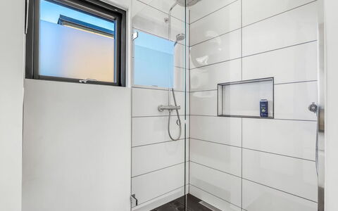 Merve - 250M from the Sea: Pavimentazione, Interior Design, Pavimento, Soffitto, Bicchiere, Idraulico Fixture, Piastrella, Bagno, Idraulico