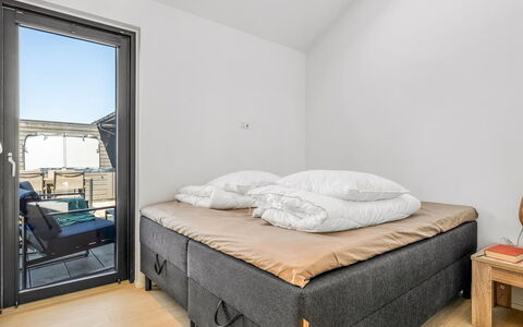 Merve - 250M from the Sea: Legna, Pavimento, Pavimentazione, Camera Da Letto, Illuminazione Diurna, Bedding, Letto, Lenzuolo, Materasso, Telaio Del Letto