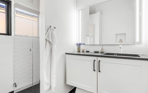 Merve - 250M from the Sea: Interior Design, Pavimentazione, Idraulico Fixture, Pavimento, Lavello, Mobiletto Del Bagno, Rubinetto, Controsoffitto, Cabinetry, Bagno