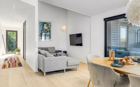 Merve - 250M from the Sea: Pavimentazione, Interior Design, Pavimento, Pavimento In Legno, Mobilia, Legna, Soffitto, Divano, Soggiorno, Pavimento Laminato