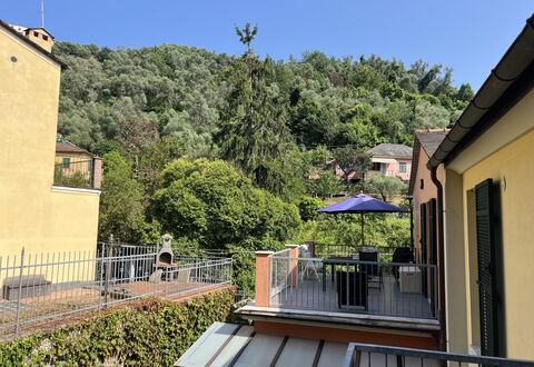 Anne-britt Home: Zona Residenziale, Casa, Casa, Balcone, Appartamento, Recinzione, Portico, Corrimano, Colonna, Hacienda