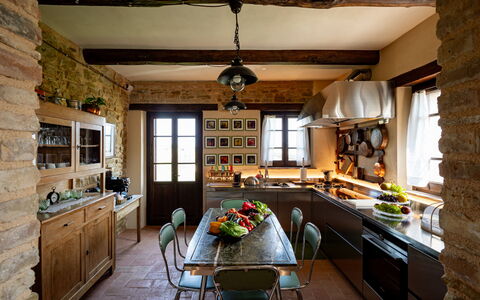 Casale Isidoro: Mobilia, Interior Design, Cucina, Pavimentazione, Sedia, Legna, Tavolo, Soffitto, Lampada, Cucina & Sala Da Pranzo Tavolo