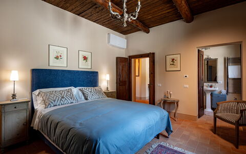Casale Isidoro: Mobilia, Letto, Camera Da Letto, Interior Design, Parete, Lenzuolo, Bedding, Pavimentazione, Pavimento, Legna