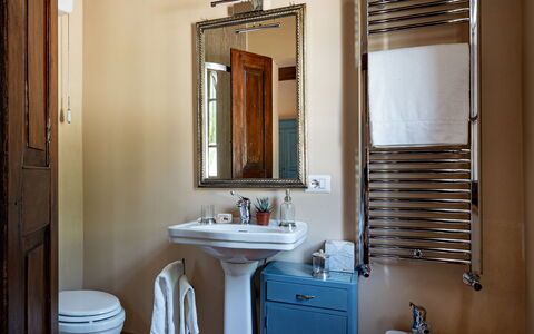 Casale Isidoro: Parete, Interior Design, Idraulico Fixture, Pavimentazione, Pavimento, Lavandino Del Bagno, Bagno, Illuminazione, Mobilia, Soffitto