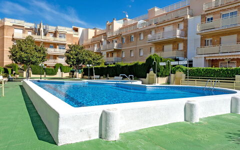 Aires de Mar: Acqua, Pianta, Cielo, Costruzione, Azzurro, Finestra, Corpo D'Acqua, Albero, Urban Design, Piscina