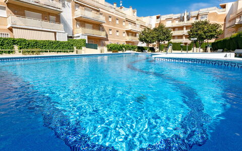 Aires de Mar: Acqua, Costruzione, Cielo, Pianta, Proprietà, Piscina, Blu, Azzurro, Nube, Finestra