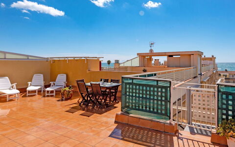 Aires de Mar: Nube, Cielo, Giorno, Mobilia, Sedia, Azzurro, Costruzione, Legna, Mobili Da Esterno, Paesaggio