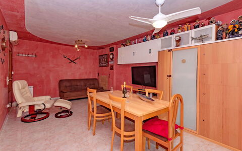Aires de Mar: Mobilia, Proprietà, Tavolo, Controsoffitto, Sedia, Legna, Cabinetry, Interior Design, Soggiorno, Architettura
