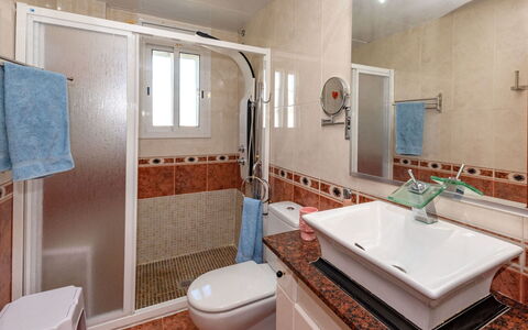 Aires de Mar: Specchio, Idraulico Fixture, Rubinetto, Lavello, Lavandino Del Bagno, Proprietà, Bagno, Verde, Finestra, Viola