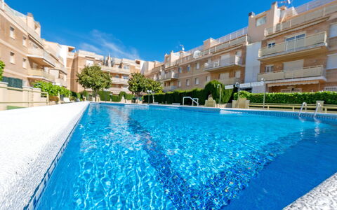Aires de Mar: Acqua, Costruzione, Cielo, Pianta, Proprietà, Piscina, Azzurro, Finestra, Blu, Casa