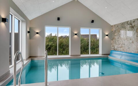 Konrad - from the Sea: Piscina, Pavimentazione, Soffitto, Interior Design, Pavimento, Illuminazione, Ricorrere, Materiale Composito, Lampada, Hotel