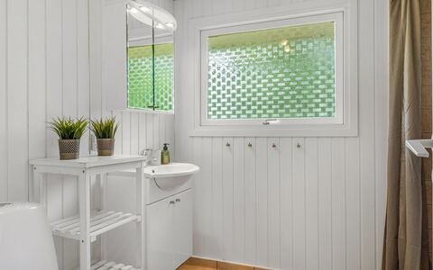 Ivar - from the Sea: Parete, Interior Design, Soffitto, Idraulico Fixture, Illuminazione, Pavimentazione, Lampada, Mobiletto Del Bagno, Pavimento, Bagno