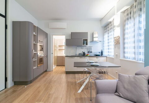 Vittoria Suite: Mobilia, Interior Design, Pavimentazione, Pavimento, Cucina, Legna, Cabinetry, Controsoffitto, Sedia, Soffitto
