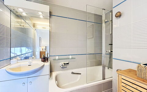 Madavoar: Bagno, Idraulico Fixture, Interior Design, Pavimentazione, Pavimento, Lavello, Rubinetto, Idraulico, Vasca Da Bagno, Lavandino Del Bagno