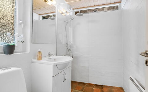 Withulf - 500M to the Fjord: Idraulico Fixture, Bagno, Pavimentazione, Interior Design, Parete, Lavello, Lavandino Del Bagno, Pavimento, Rubinetto, Mobiletto Del Bagno