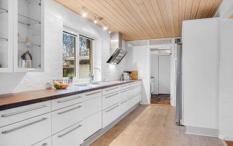 Withulf - 500M to the Fjord: Pavimentazione, Interior Design, Legna, Controsoffitto, Pavimento In Legno, Cucina, Pavimento, Soffitto, Cabinetry, Apparecchio Major