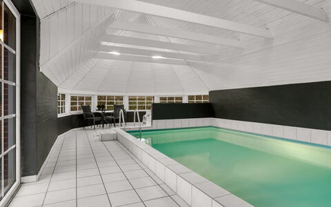 Tara - 1Km from the Sea: Pavimentazione, Pavimento, Interior Design, Soffitto, Materiale Composito, Piastrella, Design, Piscina, Vasca Da Bagno