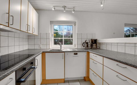 Tara - 1Km from the Sea: Pavimentazione, Cucina, Controsoffitto, Interior Design, Pavimento, Idraulico Fixture, Elettrodomestico Da Cucina, Lavello, Apparecchio Major, Soffitto