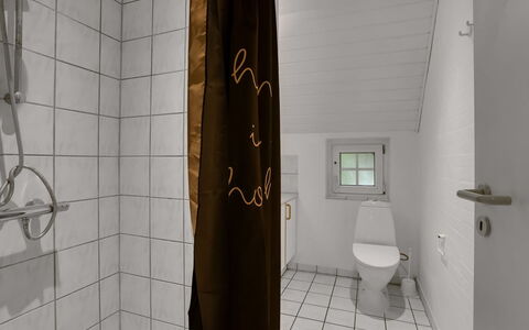 Tara - 1Km from the Sea: Parete, Pavimentazione, Legna, Pavimento, Idraulico Fixture, Bagno, Gabinetto, Interior Design, Idraulico, Toilet Seat