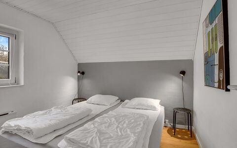 Tara - 1Km from the Sea: Parete, Camera Da Letto, Legna, Letto, Soffitto, Lenzuolo, Pavimento, Bedding, Pavimentazione, Interior Design