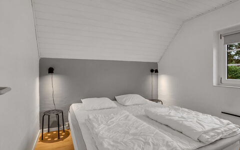 Tara - 1Km from the Sea: Legna, Camera Da Letto, Letto, Pavimento, Pavimentazione, Soffitto, Interior Design, Bedding, Lenzuolo, Telaio Del Letto
