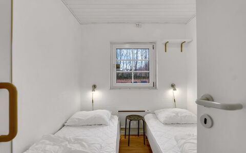 Tara - 1Km from the Sea: Parete, Soffitto, Camera Da Letto, Telaio Del Letto, Illuminazione Diurna, Lampada, Bedding, Letto, Dormitorio
