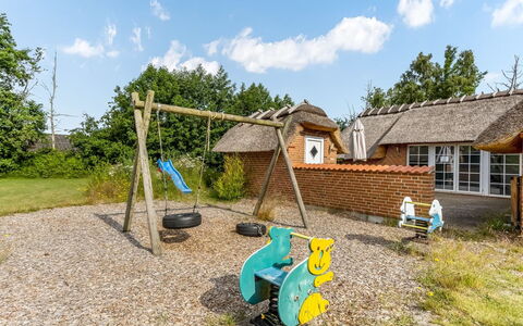 Tara - 1Km from the Sea: Villetta, Tetto, Giardino, Thatching, Backyard, Cortile, Shade, Prato, Landscaping, Edifici Giardino