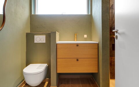Vilppu - 900M from the Sea: Bagno, Idraulico Fixture, Parete, Pavimentazione, Lavandino Del Bagno, Interior Design, Pavimento, Mobiletto Del Bagno, Gabinetto, Lavello