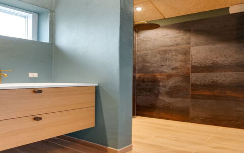 Vilppu - 900M from the Sea: Pavimentazione, Parete, Pavimento, Interior Design, Marrone, Bagno, Piastrella, Soffitto, Idraulico Fixture, Materiale Composito