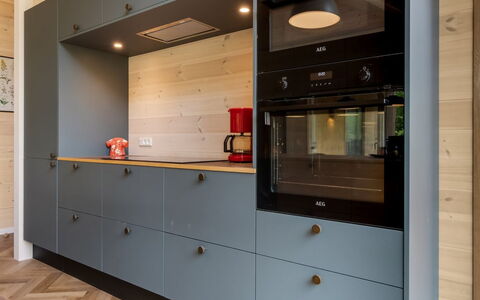 Vilppu - 900M from the Sea: Legna, Pavimentazione, Interior Design, Cucina, Cabinetry, Soffitto, Pavimento, Elettrodomestico Da Cucina, Controsoffitto, Color Legno