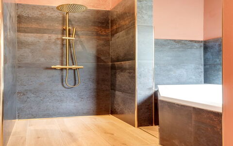 Vilppu - 900M from the Sea: Pavimentazione, Pavimento, Marrone, Idraulico Fixture, Piastrella, Materiale Composito, Bagno, Idraulico, Materiali Naturali