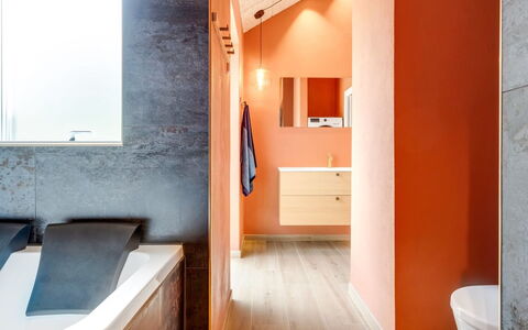 Vilppu - 900M from the Sea: Parete, Pavimentazione, Interior Design, Pavimento, Idraulico Fixture, Arancia, Bagno, Soffitto, Rubinetto, Idraulico
