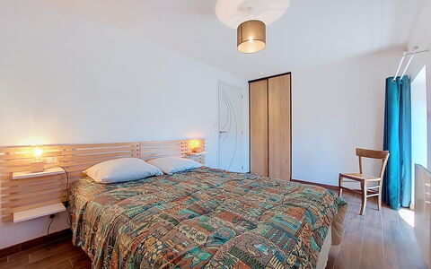 Kerdro: Letto, Mobilia, Interior Design, Pavimento, Camera Da Letto, Pavimentazione, Bedding, Parete, Lenzuolo, Legna