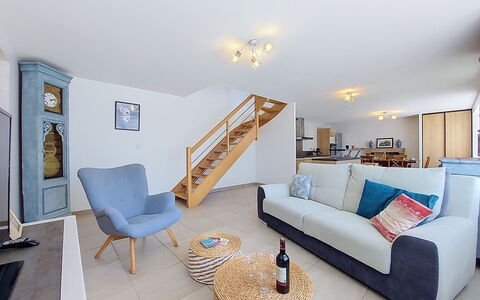 Kerdro: Mobilia, Interior Design, Pavimentazione, Divano, Pavimento, Legna, Soggiorno, Camera, Soffitto, Tavolo