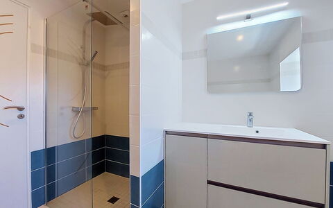 Kerdro: Pavimentazione, Pavimento, Interior Design, Idraulico Fixture, Bagno, Mobiletto Del Bagno, Soffitto, Piastrella, Idraulico, Camera