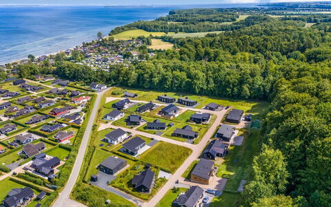 Heidie - 600M from the Sea: Tetto, Casa, Casa, Villetta, Raccordo, Estate, Driveway, Edifici Giardino, Cortile, Capannone