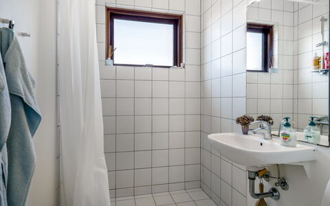Ola - 900M from the Sea: Parete, Idraulico Fixture, Bagno, Pavimentazione, Pavimento, Interior Design, Soffitto, Idraulico, Gabinetto, Lavello