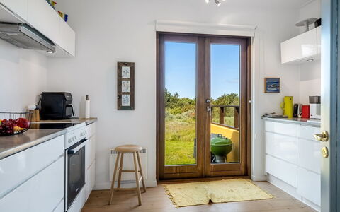 Ola - 900M from the Sea: Mobilia, Legna, Pavimentazione, Interior Design, Pavimento, Elettrodomestico Da Cucina, Casa, Cucina, Controsoffitto, Camera