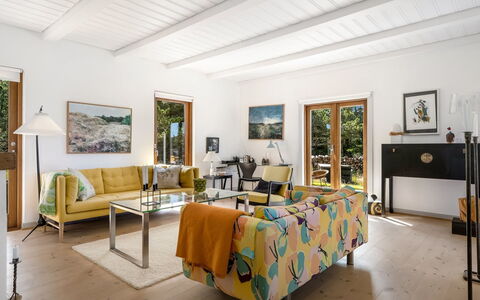 Ola - 900M from the Sea: Mobilia, Interior Design, Pavimentazione, Parete, Pavimento, Divano, Legna, Soffitto, Soggiorno, Camera