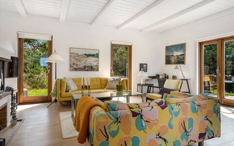 Ola - 900M from the Sea: Mobilia, Interior Design, Parete, Pavimentazione, Legna, Divano, Sedia, Pavimento, Soggiorno, Casa
