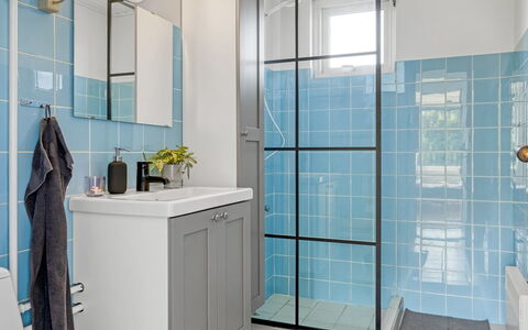 Lillan - from the Sea: Interior Design, Parete, Pavimentazione, Bagno, Pavimento, Idraulico Fixture, Mobiletto Del Bagno, Piastrella, Idraulico, Camera
