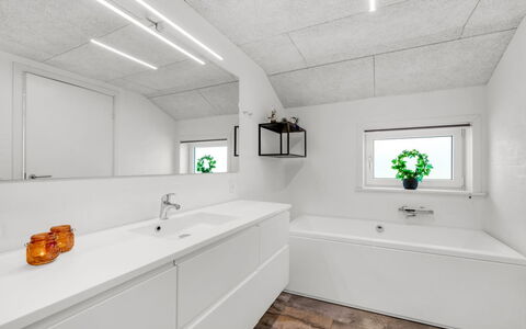 Ema - 500M from the Sea: Pavimentazione, Idraulico Fixture, Pavimento, Soffitto, Rubinetto, Lavello, Idraulico, Bagno, Piastrella, Mobiletto Del Bagno