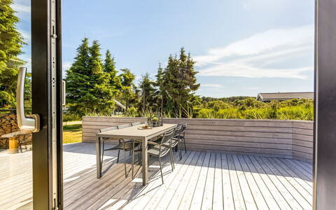 Verner - 990M from the Sea: Blu, Arbusto, Villetta, Groundcover, Giardino, Estate, Shade, Landscaping, Agriturismo, Eco Hotel